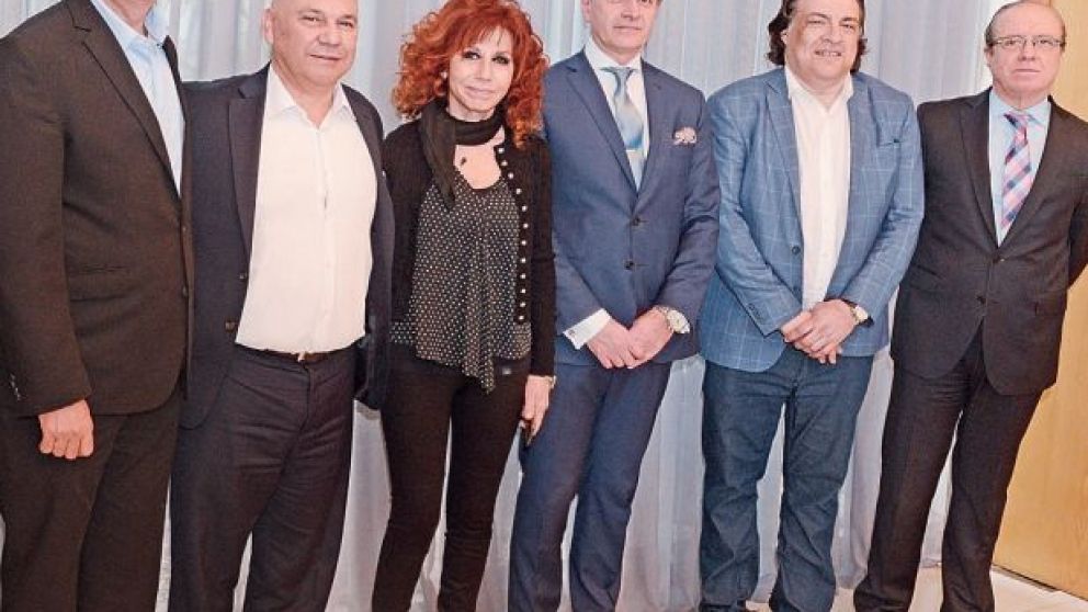 El CEO del Grupo Crónica, Raúl Olmos, y el vicepresidente de la compañía, Marcelo Carbone, junto con los invitados