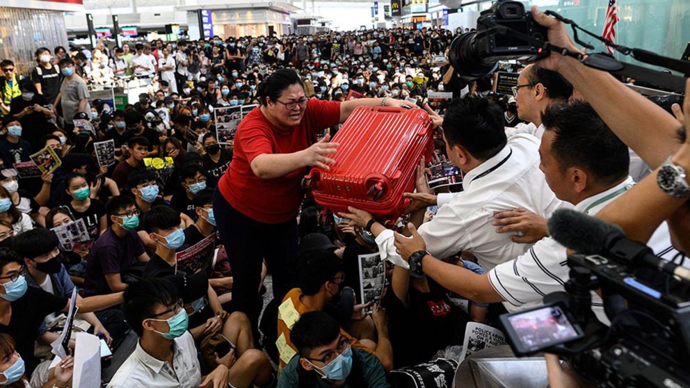 Los manifestantes virtualmente "tomaron" las instalaciones