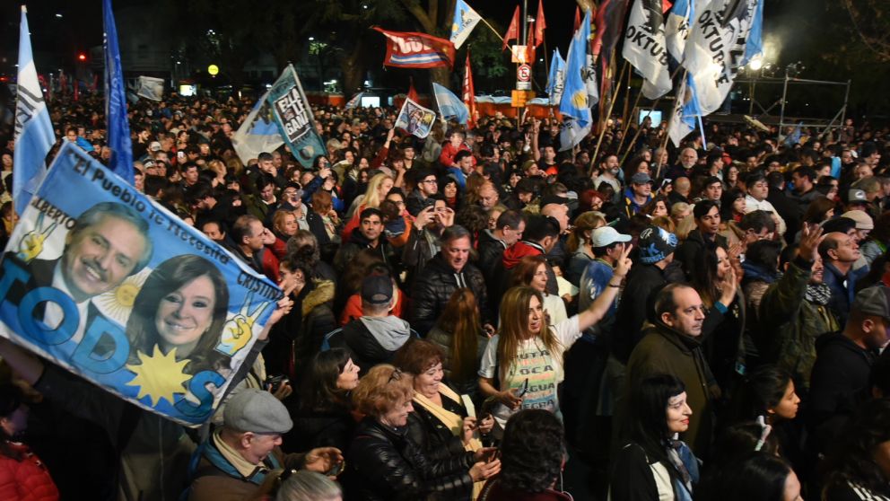 La fiesta fue completa en el búnker del Frente de Todos, la vuelta al poder está asegurada