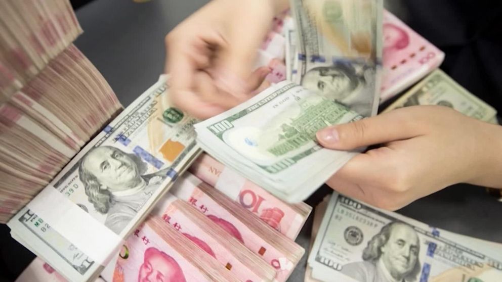 El Banco Popular de China permitió que el yuan se debilite por debajo del 7 al dólar