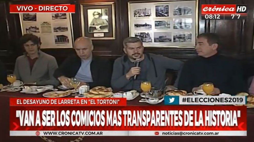 Antes de ir a votar, los candidatos desayunan