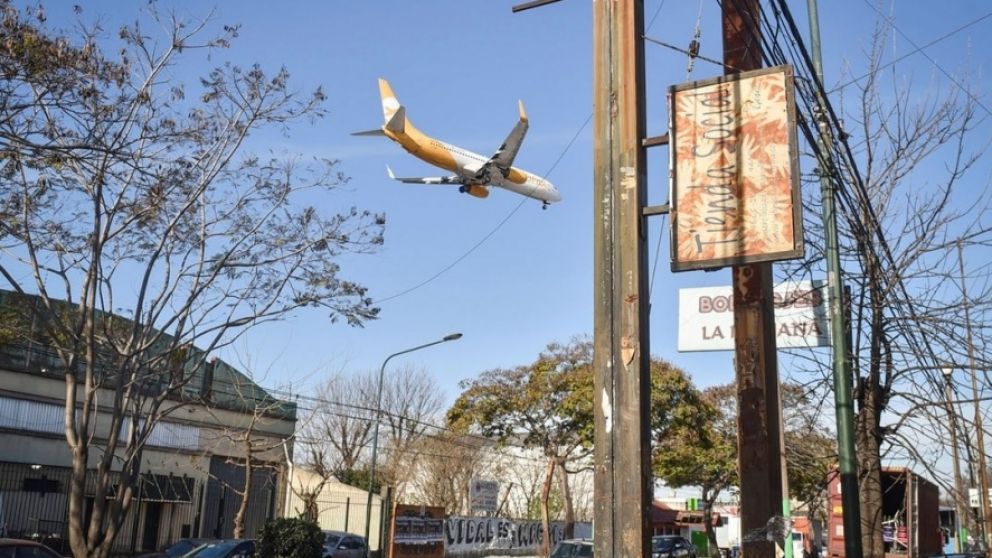 Ordenan que cesen los vuelos nocturnos en El Palomar para que puedan descansar los vecinos