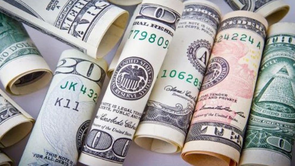 El dólar hoy se mantiene el borde del récord