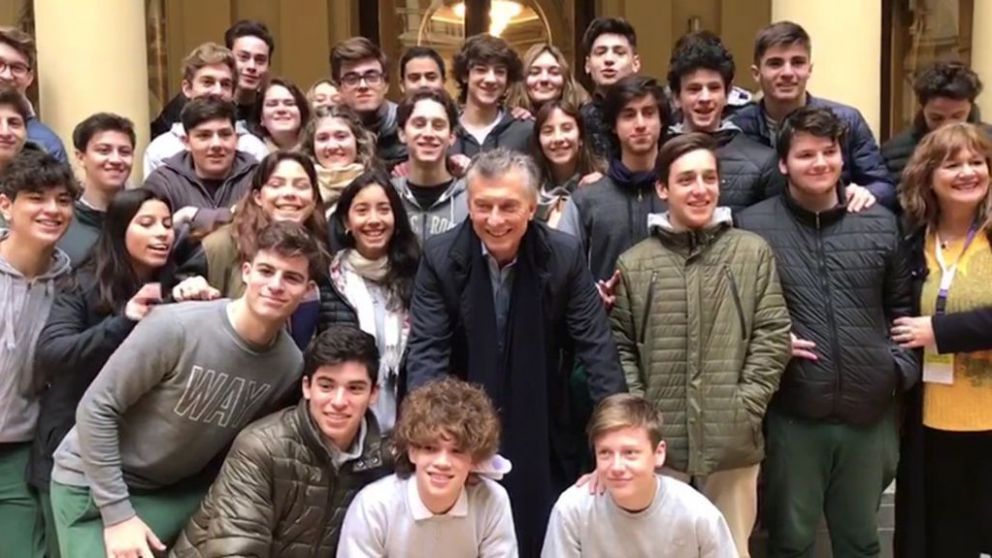 Macri con alumnos del Colegio Martín Güemes