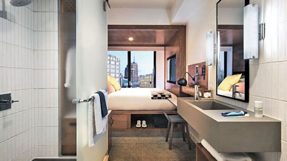 La mitad del tamaño de una habitación convencional, muebles plegables, ducha y televisor amurado: confort en pocos metros