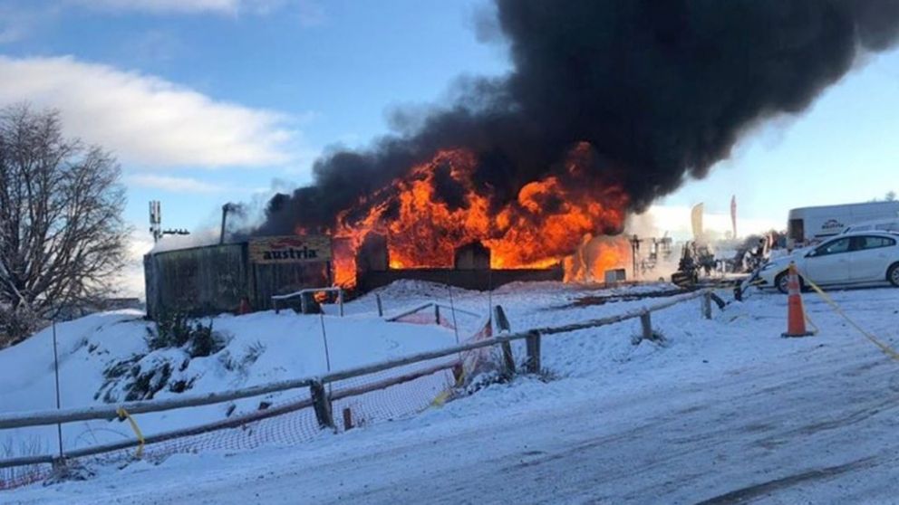 El subjefe de Bomberos indicó que el fuego produjo daños totales y que debieron acudir con tres dotaciones