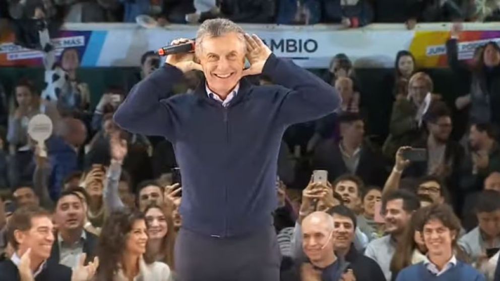 El Presidente arengó al público con el "Topo Gigio", tal como hacía Riquelme