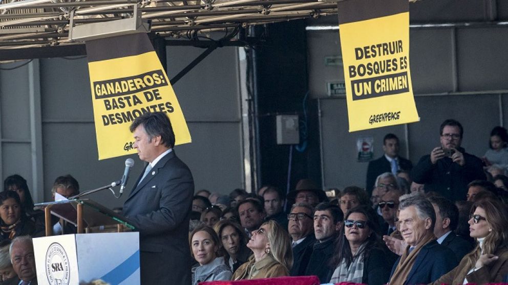 Greenpeace desplegó dos carteles con inscripciones