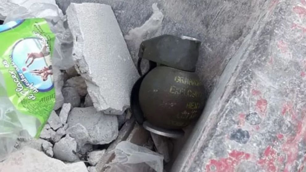 El explosivo fue encontrado entre los escombros