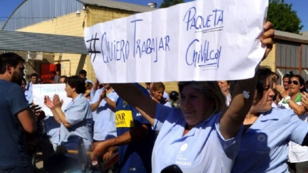 El listado de fábricas que cerraron o despidieron es largo. Reclamo de los trabajadores de Paquetá, junto a Alpargatas que cerró varias plantas