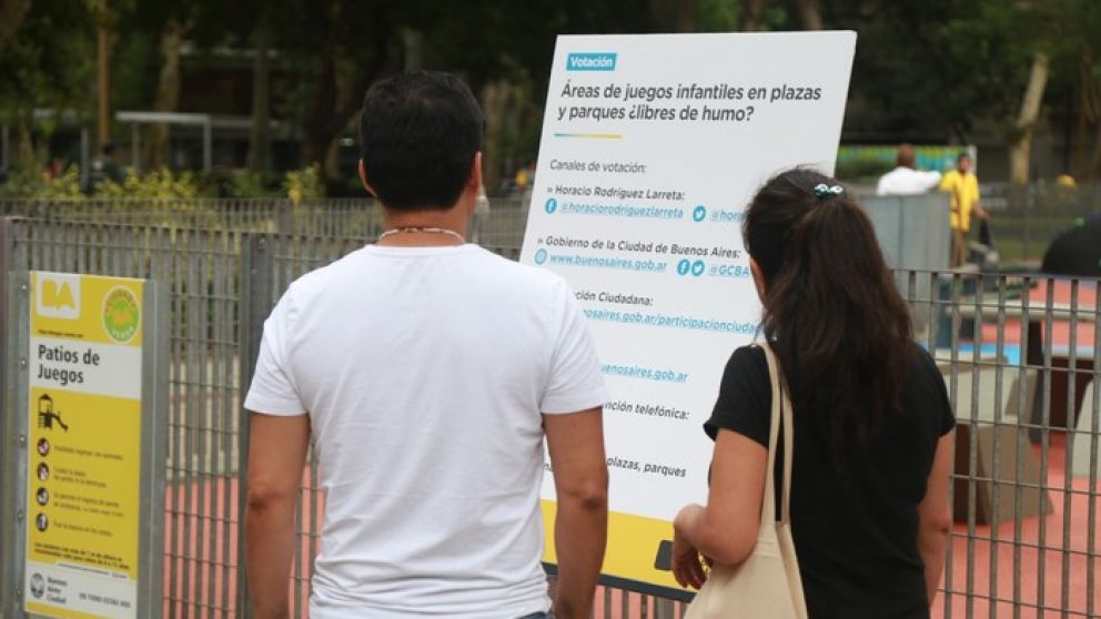 La nueva ley que prohíbe fumar en las áreas de juegos infantiles de plazas y parques de la ciudad