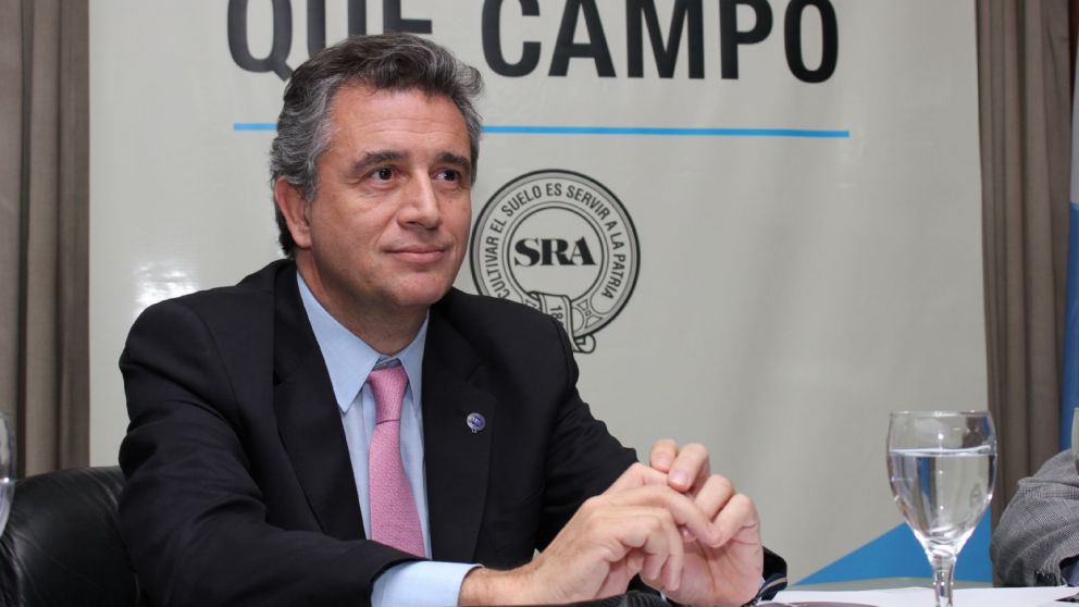 Luis Etchevhere se quedó aún con el rango de secretario