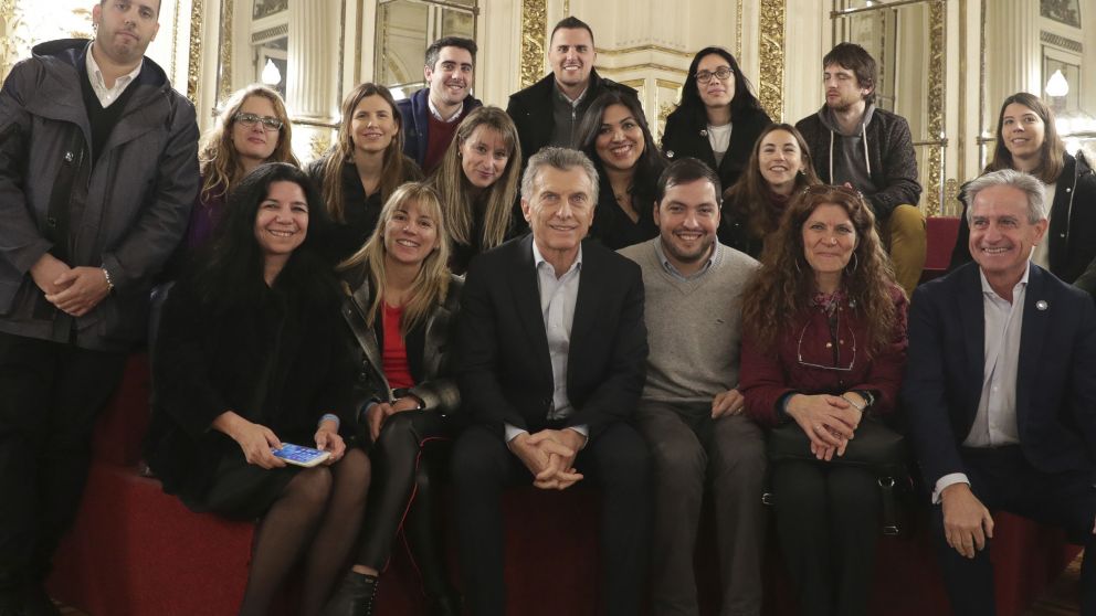 Macri recibió a un grupo de jóvenes que se desempeñan en el Estado