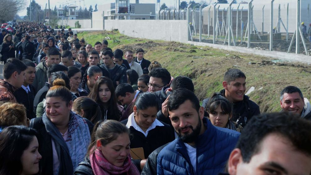 Necesidad de trabajar: desde la madrugada cientos de postulantes formaron fila