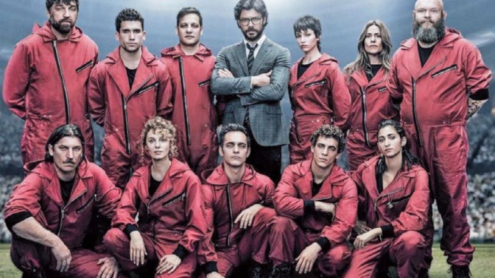 La banda de ladrones realiza trabajo en equipo a las órdenes de El Profesor. Destacan el entusiasmo del grupo, esencial para los negocios hoy en día