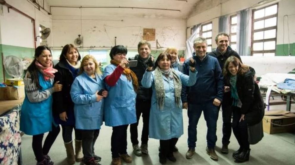 Las últimas encuestas le dan a Kicillof una leve ventaja por sobre Vidal