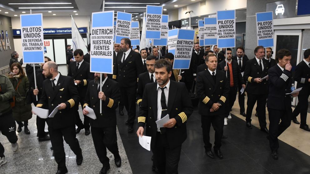 Pilotos se expresaron en los pasillos y volverían los mensajes en vuelo