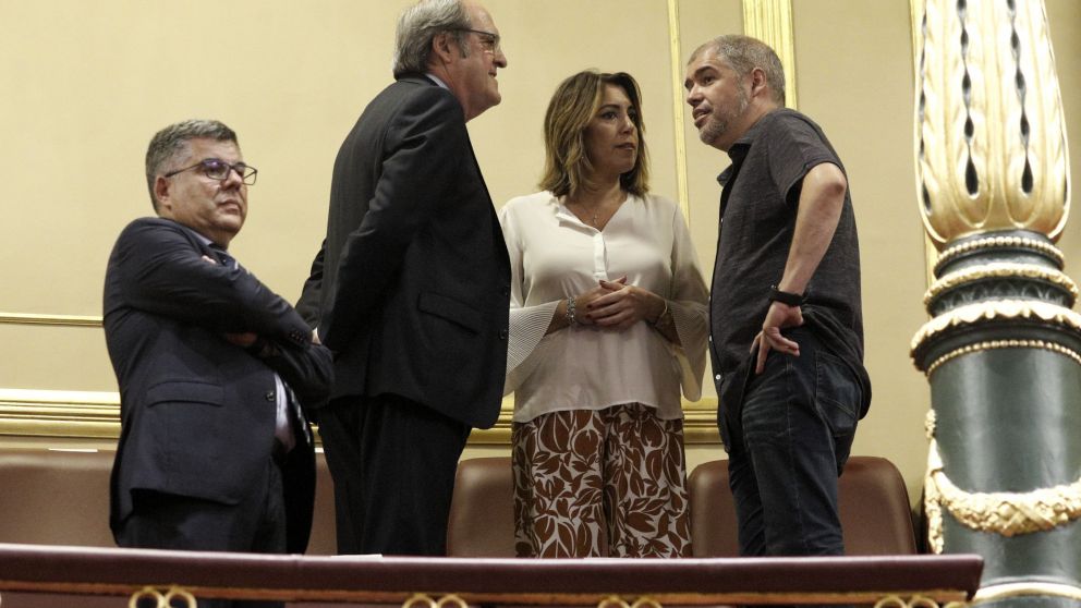 Las conversaciones en las gradas acompa�aron los discursos