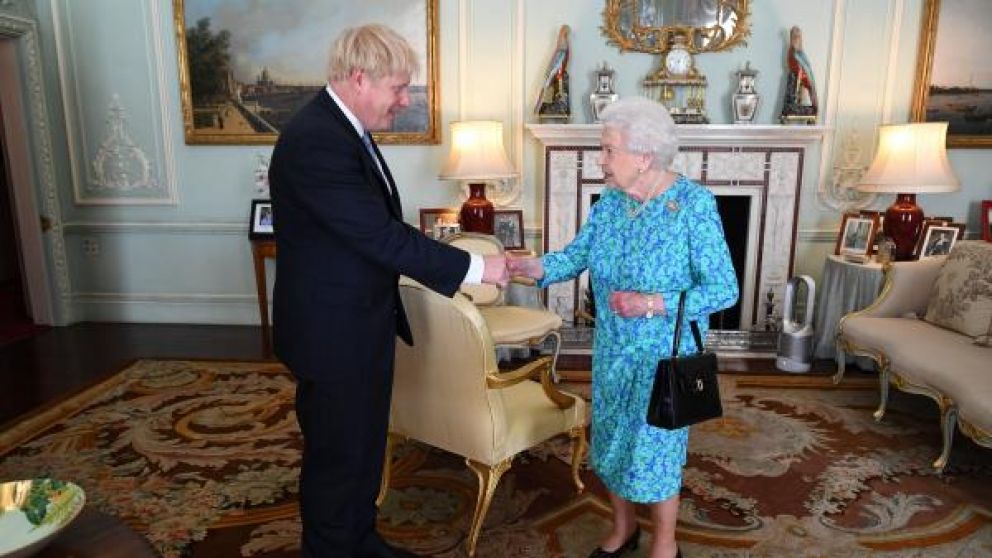 Johnson saluda a la reina Isabel II en el Palacio de Buckingham