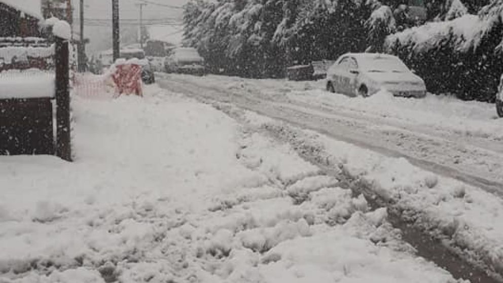 Villa La Angostura: rescatan a 800 turistas tras el derrumbe de un cerro