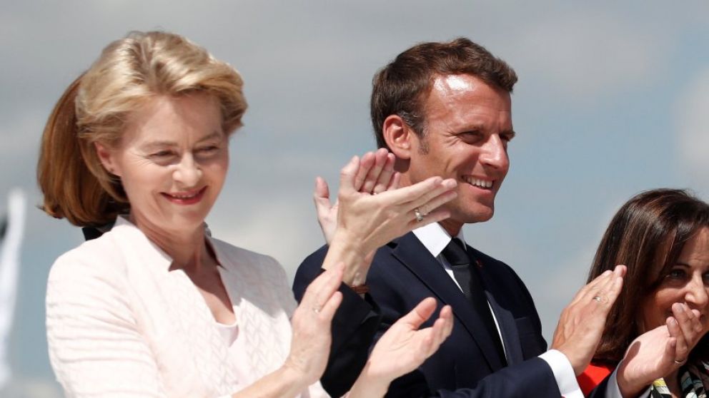 Von der Leyen y Macron, aplaudieron al un�sono 