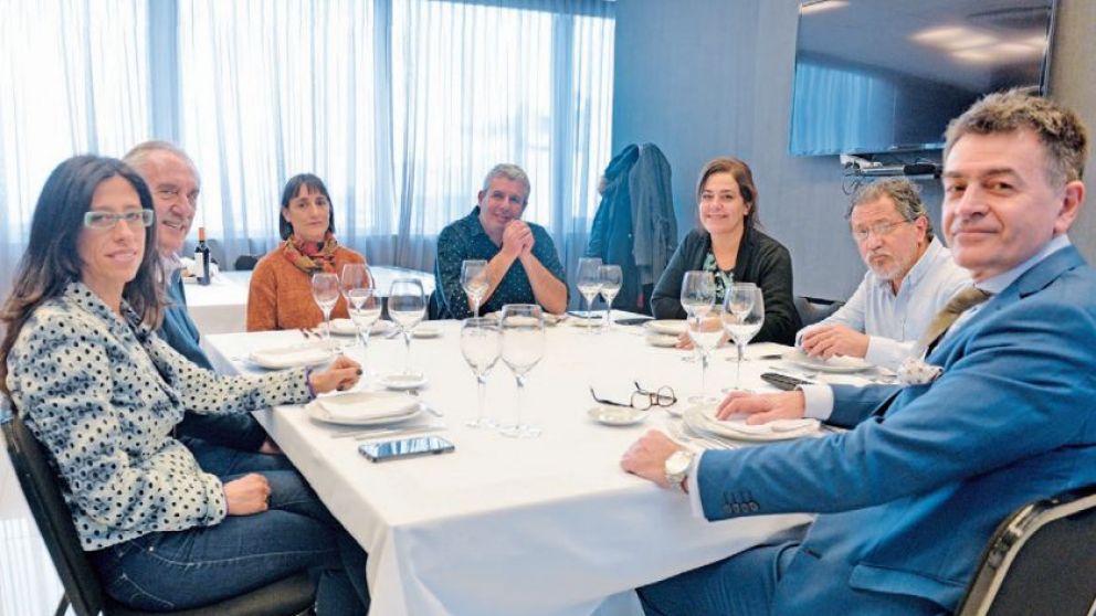 Los invitados durante el almuerzo en la sede de Crónica, encabezados por el vicepresidente del Grupo, Marcelo Carbone