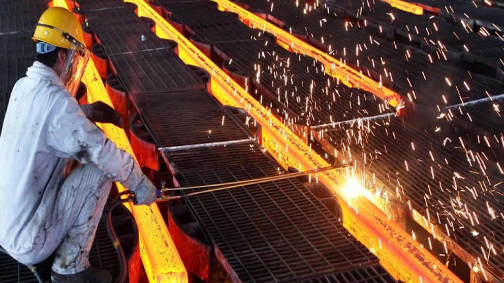 Leve repunte en acero, con críticas empresarias