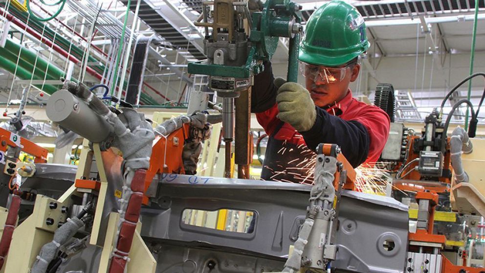 Los asalariados de la industria manufacturera fueron los que más sintieron la pérdida del poder adquisitivo