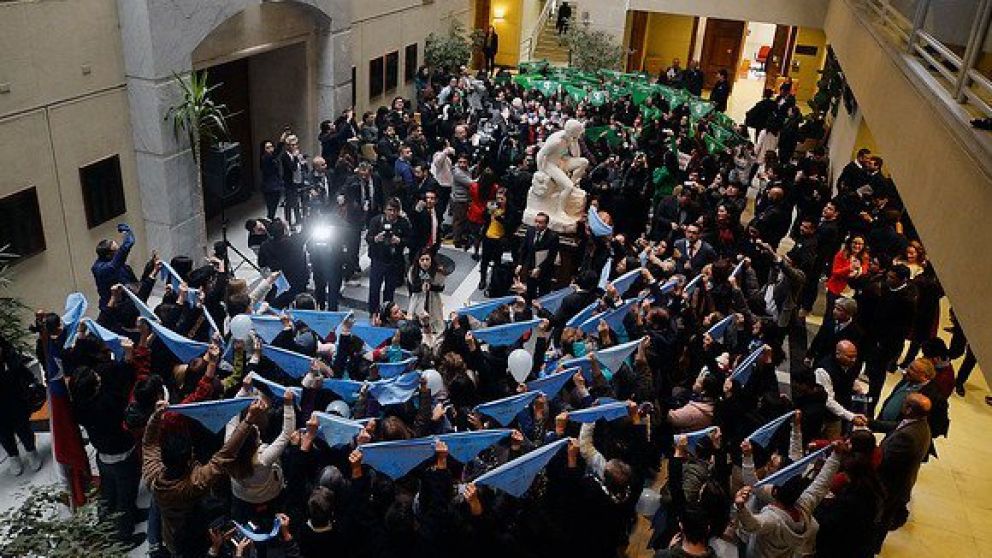 La justicia aprobó el uso de los pañuelos verdes o celestes en las boletas electorales