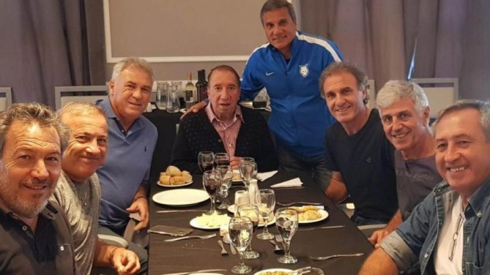 Carlos Salvador Bilardo en una reunión con los campeones de México 86