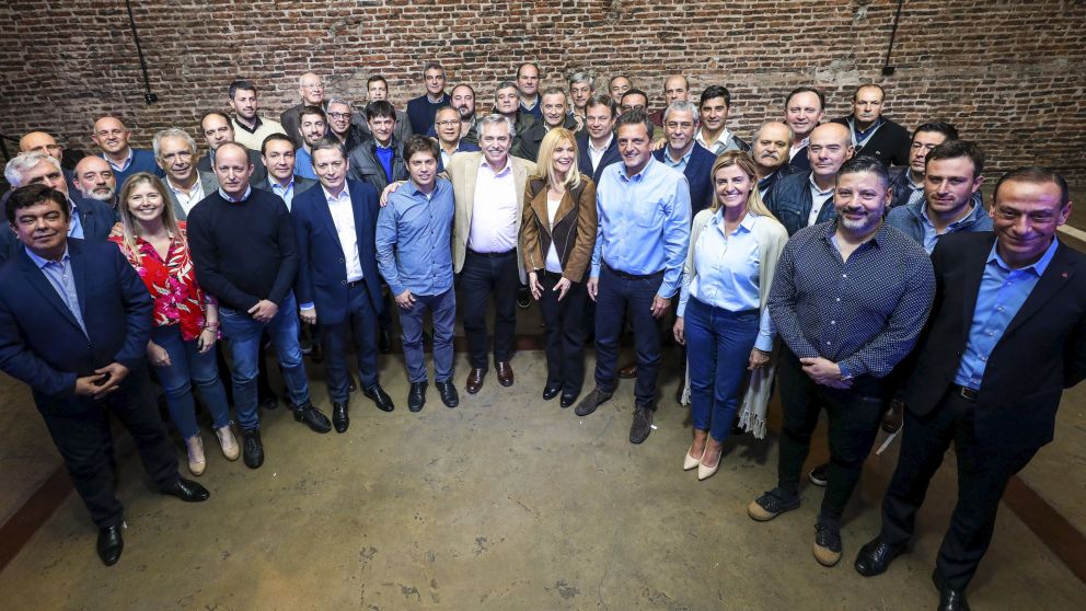 Junto a intendentes, Fernández sumó otra foto de familia peronista