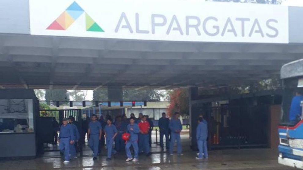 Alpargatas Argentina despidió en dos años a 2.545 trabajadores de por lo menos 6 provincias