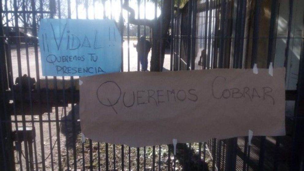 Los empleados reclaman la presencia de la gobernadora Vidal