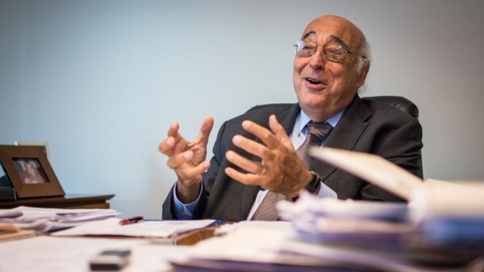 "El programa con el Fondo es duro. Va a ser dif�cil cumplir en el cuarto trimestre", asegur� el economista