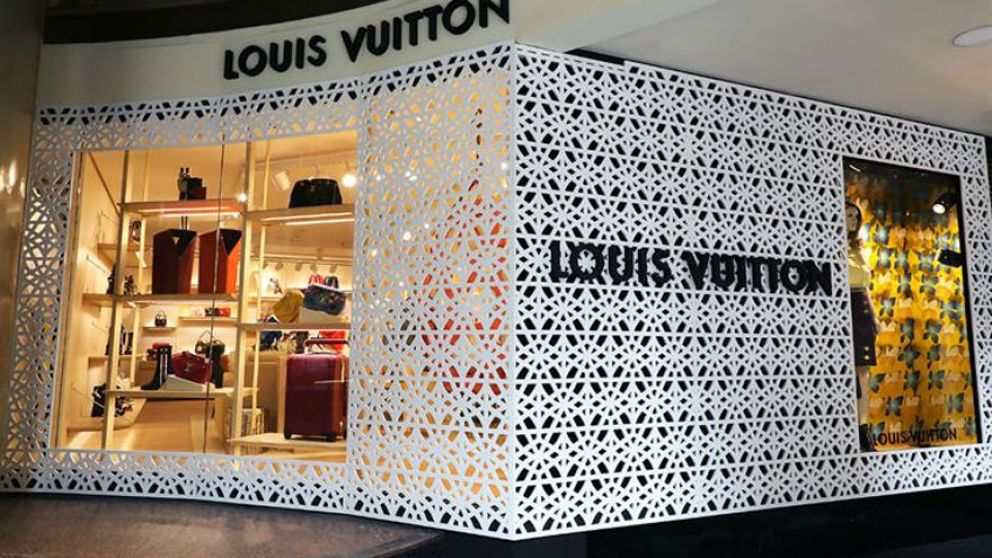 Louis Vuitton analiza su continuidad en el mercado local