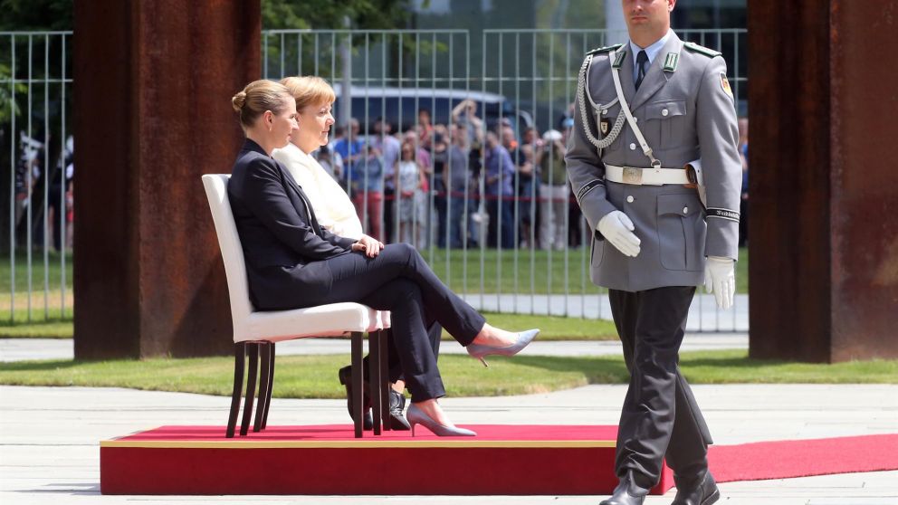 Este miércoles tembló mientras escuchaba el himno alemán en un acto oficial