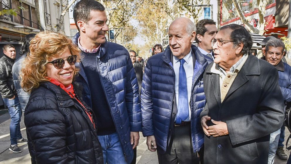 Urtubey y Lavagna recorren las calles de la capital sanjuanina