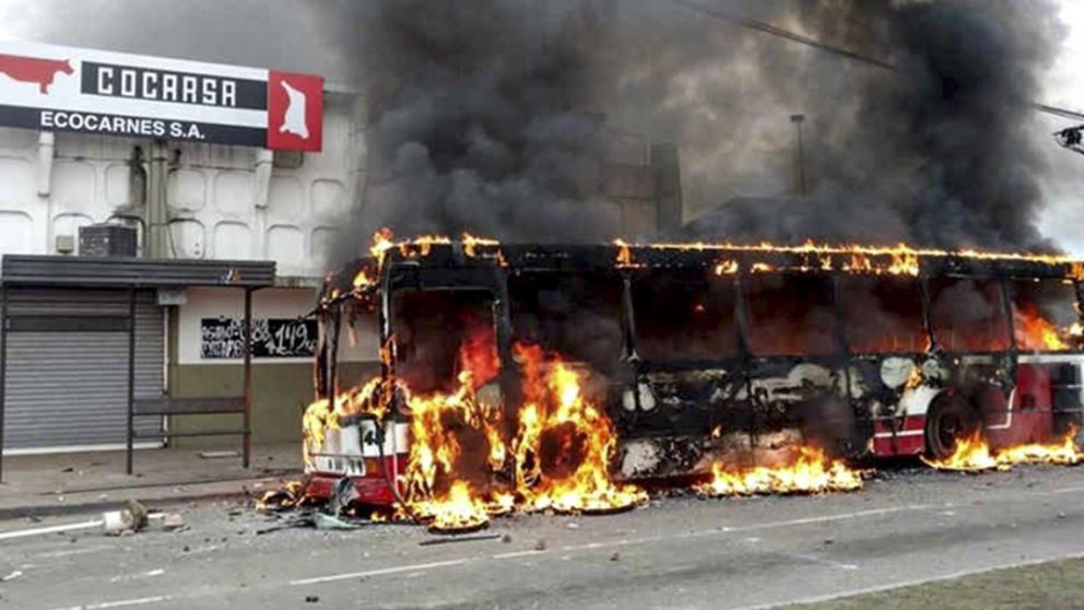 El enfrentamiento incluyó la quema de un colectivo