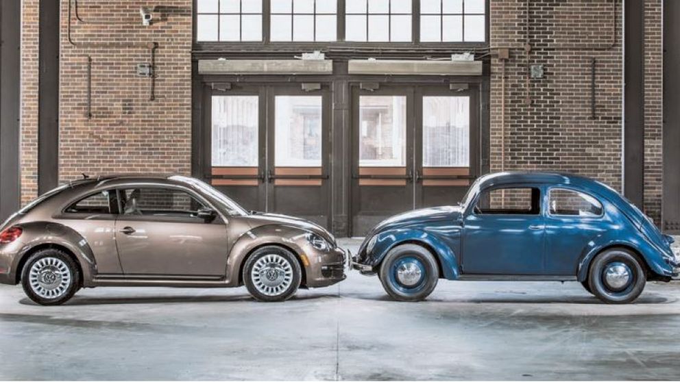 El último Beetle, de azul metalizado, salió ayer de la línea de producción en Puebla, México, entre aplausos y festejos con mariachis