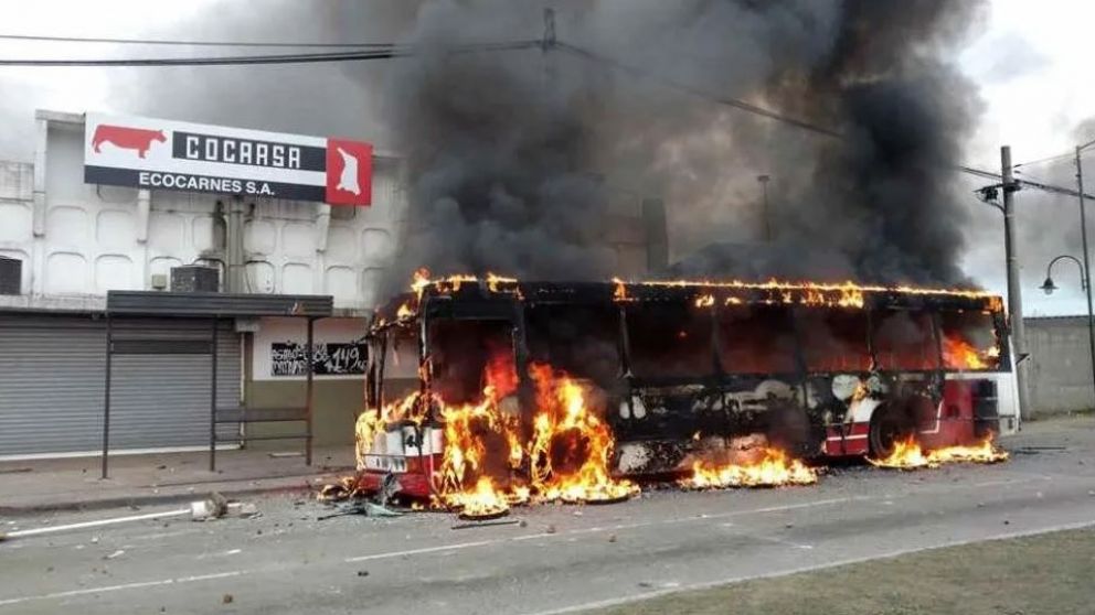Uno de los micros incendiados frente al frigorífico Cocarsa, en San Fernando