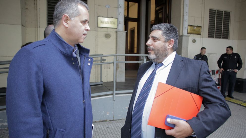El candidato a diputado Alejandro "Topo" Rodríguez realizó la presentación judicial junto al apoderado Daniel Pires