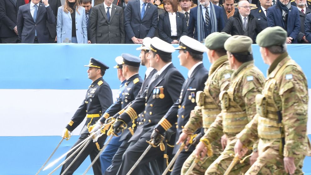 Macri y el gabinete encabezan el desfile castrense sobre Avenida del Libertador