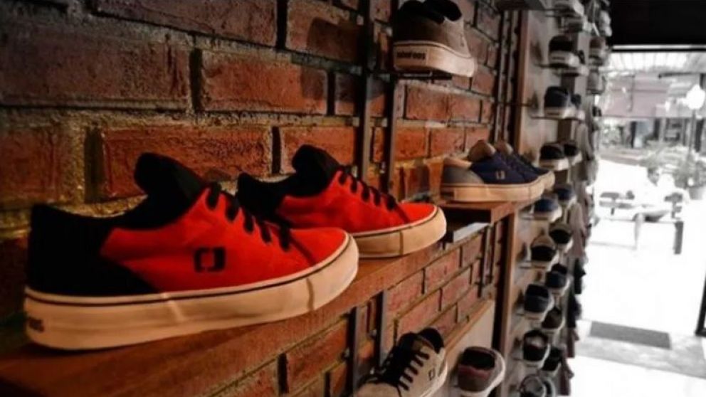 La comapñía produce un millón de pares de zapatillas al año