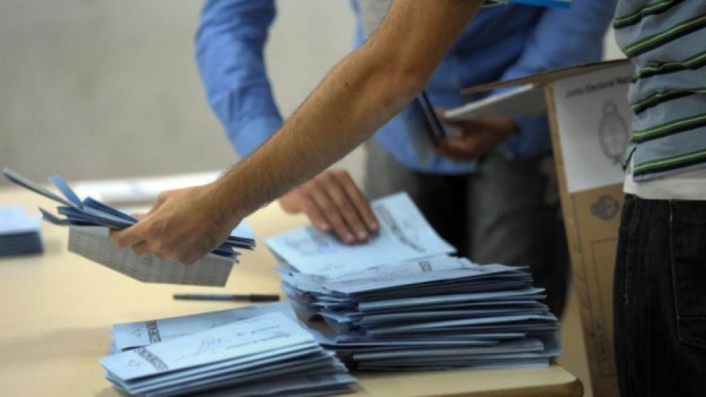 El PJ reclamó volver "al sistema de actas de escrutinio y telegramas"