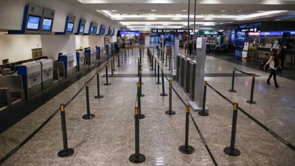 Hay franjas horarias sin servicio regular y los aeropuertos del interior son los más afectados.