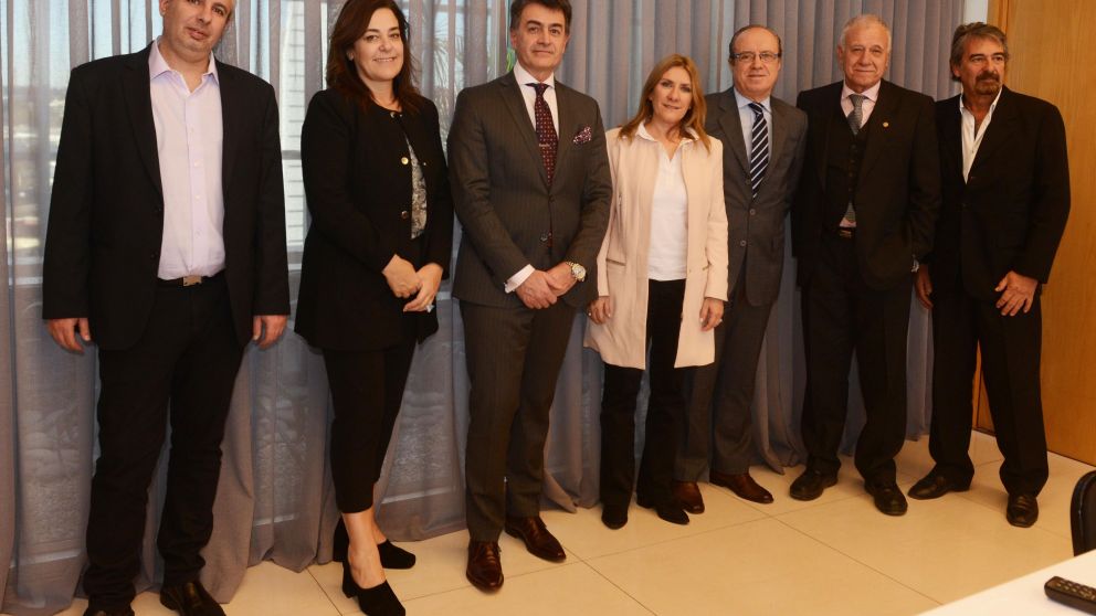 El vicepresidente del Grupo Olmos, Marcelo Carbone, junto a los invitados y autoridades periodísticas