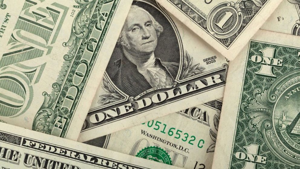 El dólar continúa sumando bajas al hilo