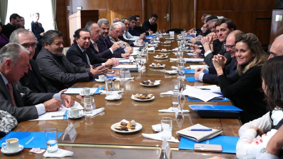 El Gobierno aprovechó la mesa de diálogo para hablar del acuerdo