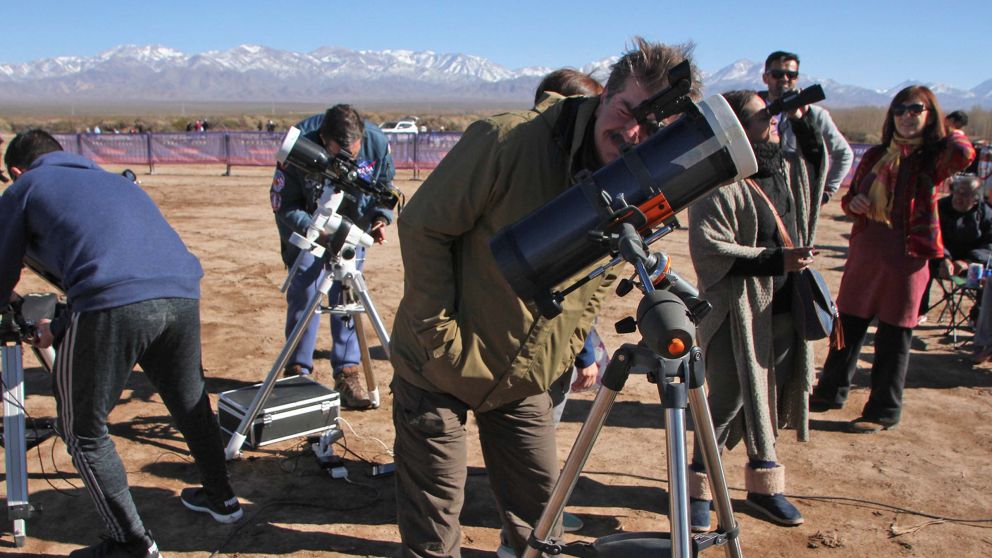 Con cuidados especiales, en media docena de provincias disfrutaron de este fenómeno especial