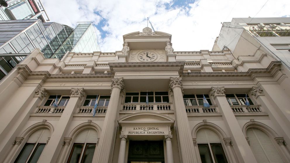 El BCRA define la política monetaria de julio y fija el piso de la tasa